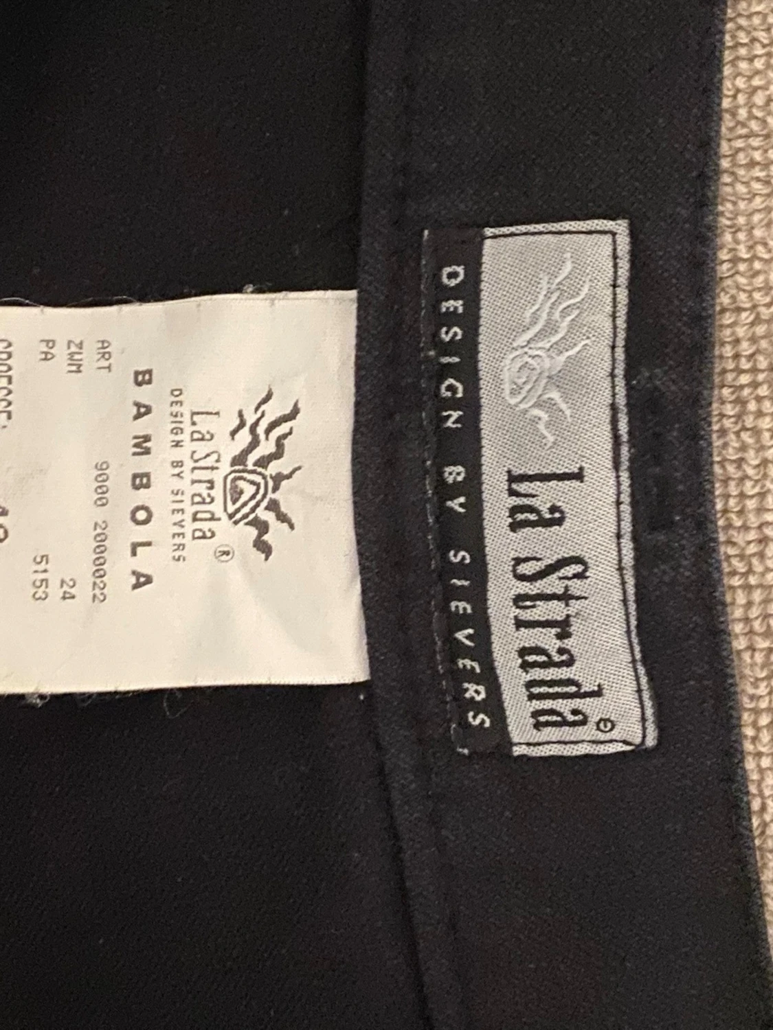 Svarta raka jeans från La Strada Design by Sievers.  - 2