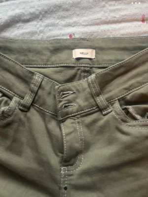 Olivgröna jeans från Nelly - Trendiga jeans från nelly