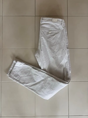 Jacob Cohen Jeans  - Snygga vita Jacob Cohen jeans som är perfekta för sommaren! Riktigt stiliga byxor som dessutom  sitter riktigt skönt. Dunder kvalitet! Personen på bilden är 193 cm  