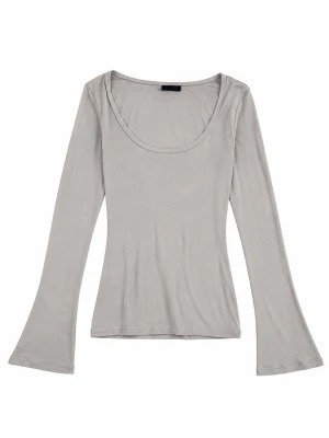 Grå långärmad topp Gina Tricot - Snygg grå långärmad topp från Gina Tricot med utsvängda ärmar och rundad urringning. Tillverkad i stretchigt material som sitter bekvämt och följsamt. Perfekt att styla till olika looks och enkel att matcha.
