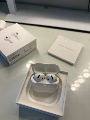 Apple AirPods 4 -  Äkta AirPods 4 i bra skick. Fungerar perfekt och säljs eftersom de inte används längre. Originalkartong medföljer. Serienummer finns på bilderna för verifiering. Snabb frakt.