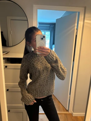 Ullstickad tröja - Superfin ulltröja! I storlek S men passar mig som har mestadels XS i tröjor. Nypris 749kr. Skriv för frågor eller funderingar💗  