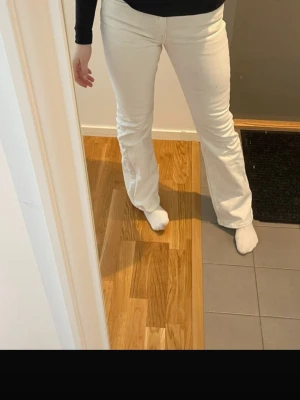 Jeans - Vita jeans i storlek 36 från Gina tricot. Finns några fläckar som jag ej provat ta bort ännu så förhoppningsvis går det bort i tvätten för den som vill köpa. (Bilderna är screenade från mitt konto på på plick, därav är de lite sämre kvalitet, skriv för fler bilder)😇