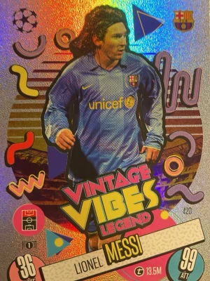 Match Attax Vintage Vibes Messi-kort - Unikt samlarkort från Topps Match Attax med Lionel Messi i FC Barcelona. Kortet har holografisk yta, retroinspirerad design och texten 'Vintage Vibes Legend'. Perfekt för dig som gillar fotboll och samlarkort.