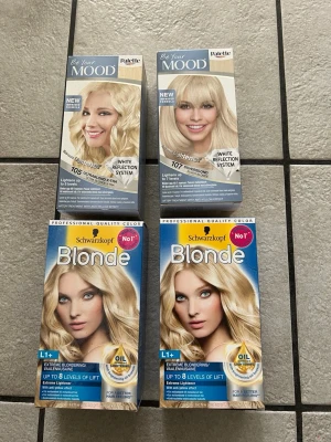 Blonderingsfärg från Palette & Schwarzkopf 4 stycken  - Fyra förpackningar blonderingsfärg: två från Palette Be Your Mood-serien och två från Schwarzkopf Blonde. Alla är ljusblonda nyanser med White Reflection System eller Extreme Lightener och innehåller olja för extra vård. Perfekt för dig som vill ha riktigt ljusblont hår.