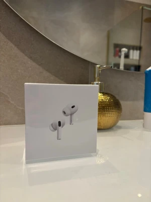 Apple AirPods Pro trådlösa hörlurar - Säljer ett par Apple AirPods Pro i originalförpackning. Hörlurarna är vita, har en stilren och kompakt design med silikonproppar för bra passform. Perfekta för dig som vill ha brusreducering och grymt ljud i ett smidigt format.