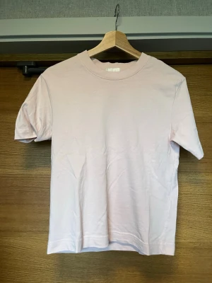 Ljusrosa basically basics  t-shirt från Gina Tricot XS - En enkel ljusrosa t-shirt med rund hals och korta ärmar. Perfekt för dig som gillar en clean och stilren look. Materialet är mjukt och känns skönt mot huden, troligtvis bomull. Passformen är normal och t-shirten är helt utan mönster eller detaljer. Jättefint skick. 