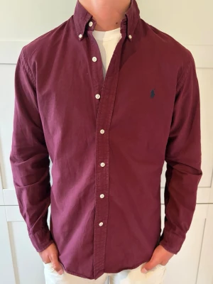 Polo Ralph Lauren skjorta - Säljer denna feta Ralph Lauren skjorta! Mycket bra skick och storlek M! Kan gå ner i pris vid snabb smidig affär!