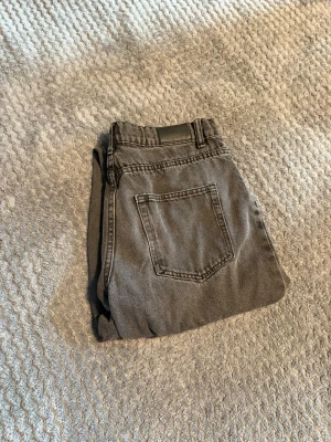 Denim Day Jeans - Grå Denim Day Jeans med baggy passform. Storlek 170 sitter ungefär som xs. Fint skick, inte mycket använda.