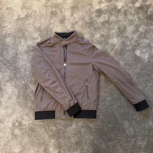 Oscar Jacobson Jacka - Säljer nu denna sjukt feta OJ jacka🙌🏽🔥 Grå  bomberjacka i hög kvalitet, perfekt till våren☀️ Skick: 8/10, Nypris ca: 3000kr. Pris går alltid att diskuter vid snabb affär💸