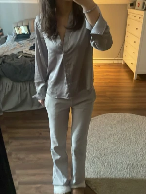 satinblus med knappar - Snygg skjorta i satin-look med klassisk krage och knäppning framtill. Skjortan har lång ärm och en avslappnad passform. Helt oanvänd från H&M i strl S 🩷