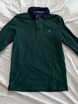 Pikétröja  - Mörkgrön Gant pikétröja långärmad. Storlek S.
