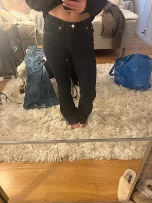 Mörkblå bootcut jeans  - Lågmidjade bootcut jeans från lager 157, aldrig använda, storlek xs short length 