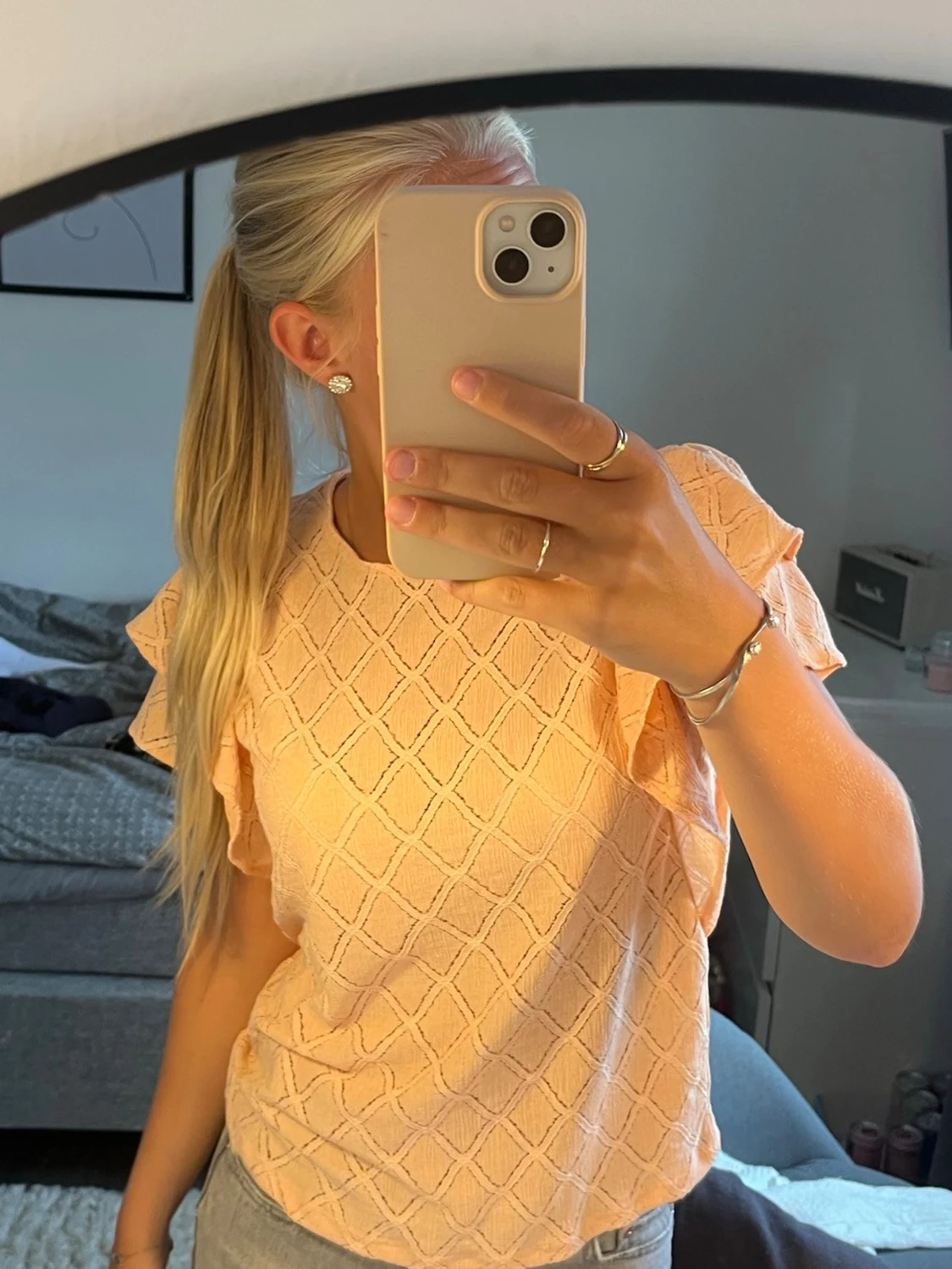 Persikofärgad blus med volangärm - 1