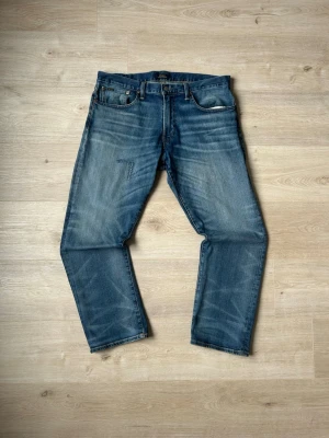 Blåa Vintage Ralph Lauren Jeans Classic Fit W34 L30 - Fina Vintage Ralph Lauren Jeans i blå färg. Jeansen är i mycket bra skick och sparsamt använda. |  Äkta som allt annat jag säljer! ✅|  Storlek: W34 L30 | Skick: Mycket Bra Skick | Färg: Blå | Märke: Ralph Lauren | Modell: Jeans |  Hör gärna av dig vid frågor så svarar jag så fort jag kan! 😁|  