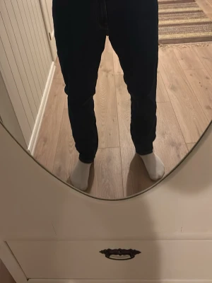 Mörkblå jeans produkt - Säljer ett par klassiska mörkblå jeans från produkt storlek w31 l32, inprincip helt nya 