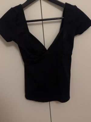 V ringad fest tröja  - en V ringad fest tröja från new yorker. använd ett antal gånger. inga defekter. storlek Xs