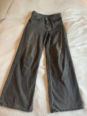 Gråa vida jeans - Säljer ett par gråa jeans med breda ben och normalhög midja. 