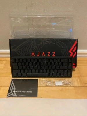 Ajazz svart mekaniskt tangentbord - Snyggt svart mekaniskt tangentbord från Ajazz med unikt vitt spindelnätsmönster på tangenterna. Kompakt design, perfekt för gaming eller skrivbordet. Levereras med originalkartong, manual och tillbehör. Tangentbordet är gjort av plast.