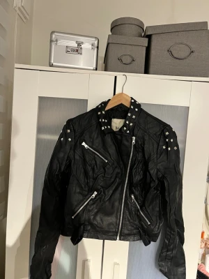 Läder jacka cropped - Jätte fin läderjacka med fina detaljer Inte säker på storlek men det står 38, förmodligen Dam storlek Skicka meddelande vid några funderingar  Kolla gärna även in mina andra annonser.