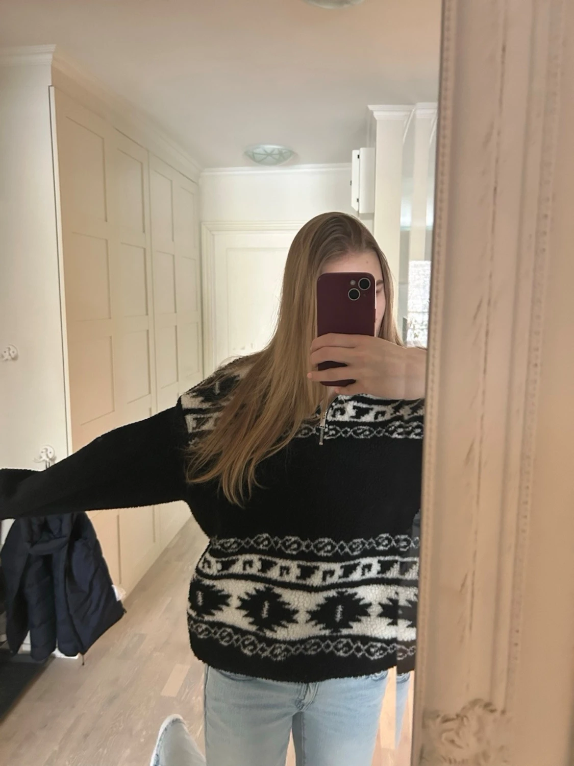 Svart och vit mönstrad stickad tröja - 1