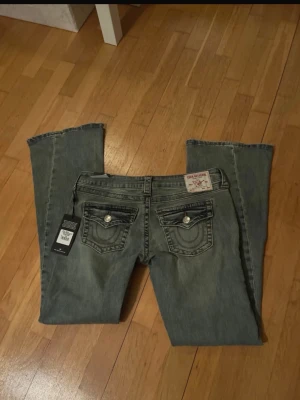 Lowrise Flare Jeans - Supersnygga helt nya lågmidjade jeans från true religion, de är aldrig använda och har prislapp kvar, var tyvärr för stora och långa för mig!💖I färgen Medium Vintage!😇 Sista bilden är med blixt för referens!🙌 Storlek W29, Perfekt för julklapp! Nypris är 1299kr