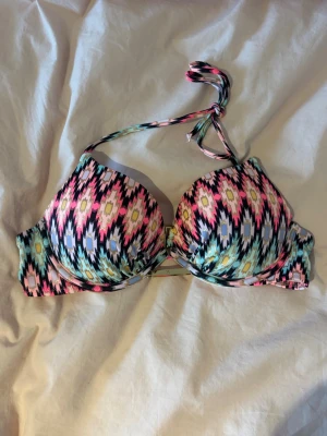 Push up Victoria secret bikini - Push up bikini överdel från Victoria secret i storlek 34A. Aldrig använt och super fint skick!! Går heller inte att få tag på längre🙌