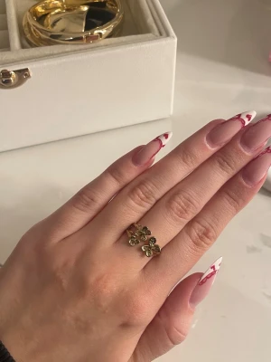 Guld ring - Säljer denna guldpläterade ring från pilgrim! Den är justerbar så man behöver inte tänka på någon storlek!