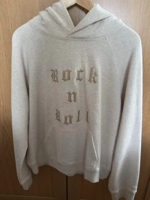 Zadig & Voltaire hoodie - Säljer nu min Zadig hoodie | Storlek L | Aldrig använd | Köpt för 3395kr | Slutsåld överallt | Så najss verkligen och sitter perfekt oversize