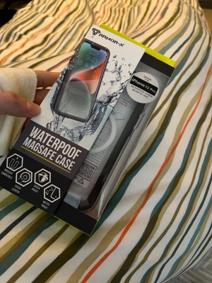 Armor-X MagSafe skal iPhone 15 Pro - Säljer ett Armor-X MagSafe mobilskal till iPhone 15 Pro. Skalets färg är svart och transparent, och det är vattentätt, stötsäkert och dammtätt. Kompatibelt med MagSafe och har IP68-klassning. Perfekt för dig som vill skydda mobilen extra mycket.