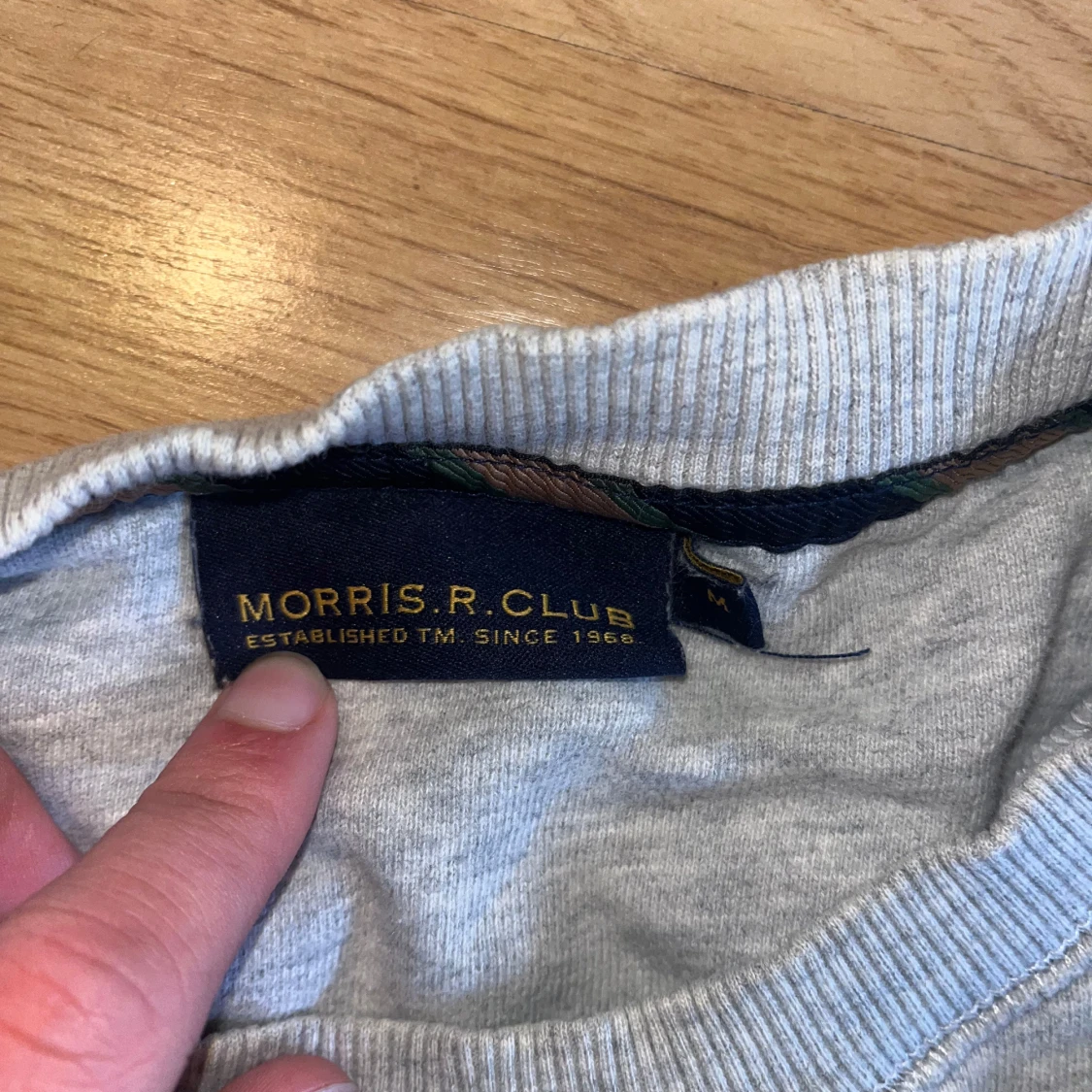 Grå sweatshirt med M-logga från Morris R. Club - 2