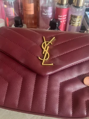 YSL väska  - Jätte fin väska köpt på vestirare för några år sedan! (Köpt för 6000) Har några märken o därmed priset. 