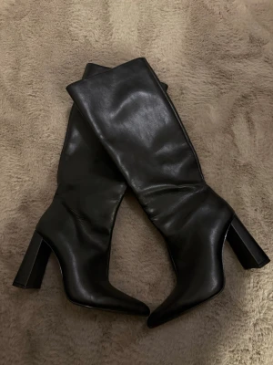 Svarta knähöga boots med klack - Oanvända köpa från Zara storlek 37