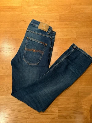 Nudie jeans grim trim - Rikgit snygga Nudie jeans modellen Grim Trim. Strorlek 30/32. Sparsamt använda och i väldigt bra  skick. Säljs pga har ett par nästan likadana och behöver dem inte. Hör av er vid frågor! Skickas inom 24 timmar