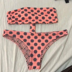 Bikini - En jätte fin bikini som man kan ha på två olika sätt finns inga lappar och minns tyvärr inte vart den är ifrån. Skulle säga att den är storlek xs