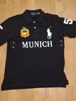 Chief Kieef polo Munich - Asfet, sällsynt och eftertraktad Ralph Lauren polo Munich. Munich pikén är en av de två från de tyska städerna. Inga skavanker eller problem. Priset är så nedtryckt jag kan. Strl M, 8/10
