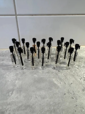 20 stycken parfymer från essnce - 20 stycken parfymer från essnce, köpta nyligen från essnce.se. Följande dofter: Rose rose, Second skin, Sassy classy, Sugar kiss, Noble eclat, Freshotic, Chocolat chaud, Cozy goddess, Lady essnce, Black velvet, Orange blossom, Vanilla baby, Dirty dancing, Belle femme,  Perenne amore, Tres femme, Cotton clouds, Delicate jasmin, Iconic flower och 1992