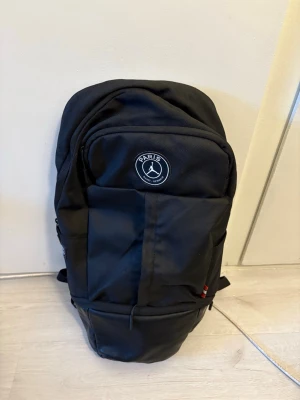 PSG x Jordan stor ryggsäck - Stor ryggsäck som rymmer 30L. Köpt för cirka 1000kr och måttligt använd. Perfekt att ha till skolan med bra fack för laptop.