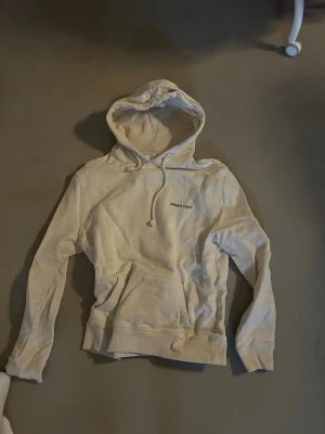 Hoodie, Axel Arigato - Beige hoodie från Axel Arigato i storlek S. I princip ny i skicket, skrynklig då den legat i garderoben länge. Nypris ca. 1700kr. 