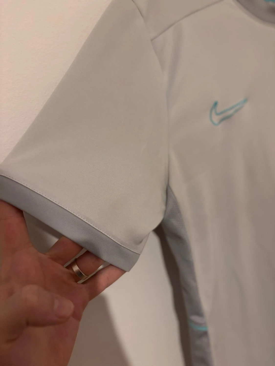Ljusgrå sporttröja från Nike - 1