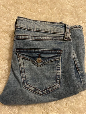 Gina jeans blå  - Jätte fina Gina jeans. Med hål i benen vid knärna 