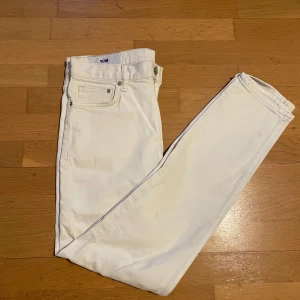 Hm Jeans  - Snygga vita jeans ifrån Hm. Storlek är 31/32 och är i ganska bra skick. Perfekt nu till sommaren 👌