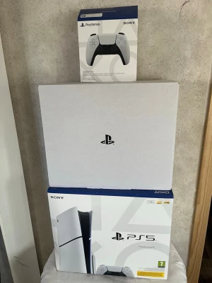 Sony PlayStation 5 konsol med handkontrol  - ⚠️ÄNDAST KARTONGERNA!⚠️ säljer alla i ett 3 pack pris kan diskuteras, ni kan även skriva till mig om ni vill köpa en kartong separat.