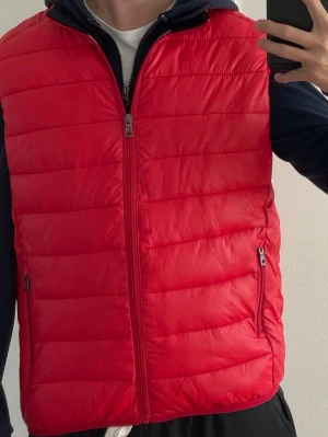 Väst röd  - Röd väst. Storlek S.