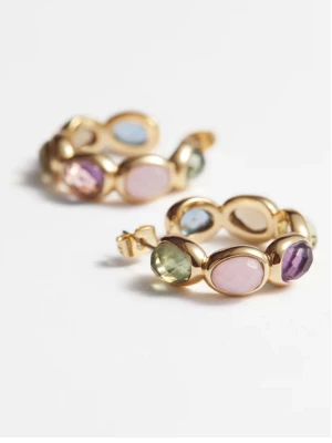 SÖKER Hoops med färgglada stenar & Other Stories - SÖKER DESSA!!!! råkade tappa mitt kompis egna örhänge, letar överallt efter dessa. Skriv om ni har eller vet någon som säljer!! hoops från & Other Stories med infattade stenar i pastelliga färger som rosa, lila, blått och grönt. 