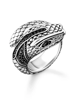 Thomas sabo ring  - En aura av mystik omger denna unika ring, skapad av återvunnet och svärtat silver. Med en elegant design som föreställer en slingrande orm, fångar ringen uppmärksamheten med sitt detaljerade ormskinn och ett tredimensionellt ormhuvud prytt med svarta zirkoniastenar. Dessa stenar förstärker ringens mystiska karaktär och låter bäraren känna ormens symbolik av styrka, skydd, transformation och förnyelse.
