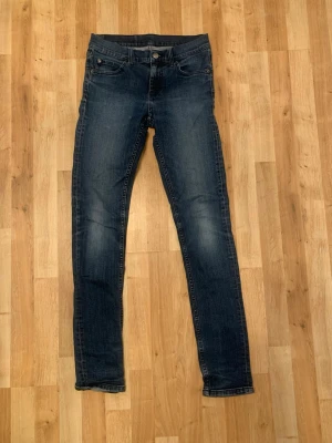 Cheap monday jeans - Säljer jeans från märket Cheap monday. Plagget kommer inte till användning. Den har använts en del. Men har inte använt de, de senaste månaderna. Skriv vid funderingar 