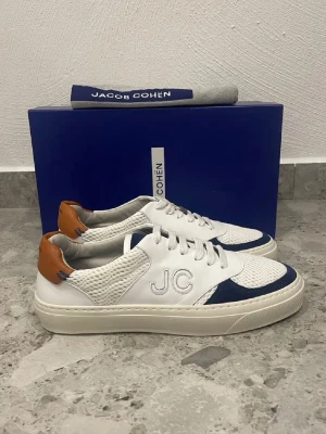 Helt Nya Jacob Cohen Skor - Helt Nya Jacob Cohen Skor || Storlek 41 || Nypris ca 4000kr || Mitt pris 2199kr || Tveka inte på att höra av dig vid frågor eller funderingar 