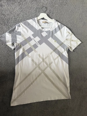 Burberry tshirt - Vit burberry tshirt storlek S, skick 9/10