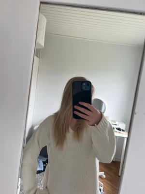 Vit stickad tröja med ribbade muddar - Säljer en tun Stinkad tröja med luva som prydnad och en marin blå stjärn app baksidan har 2 fläckar men syns inte om man kollar nära💕💕